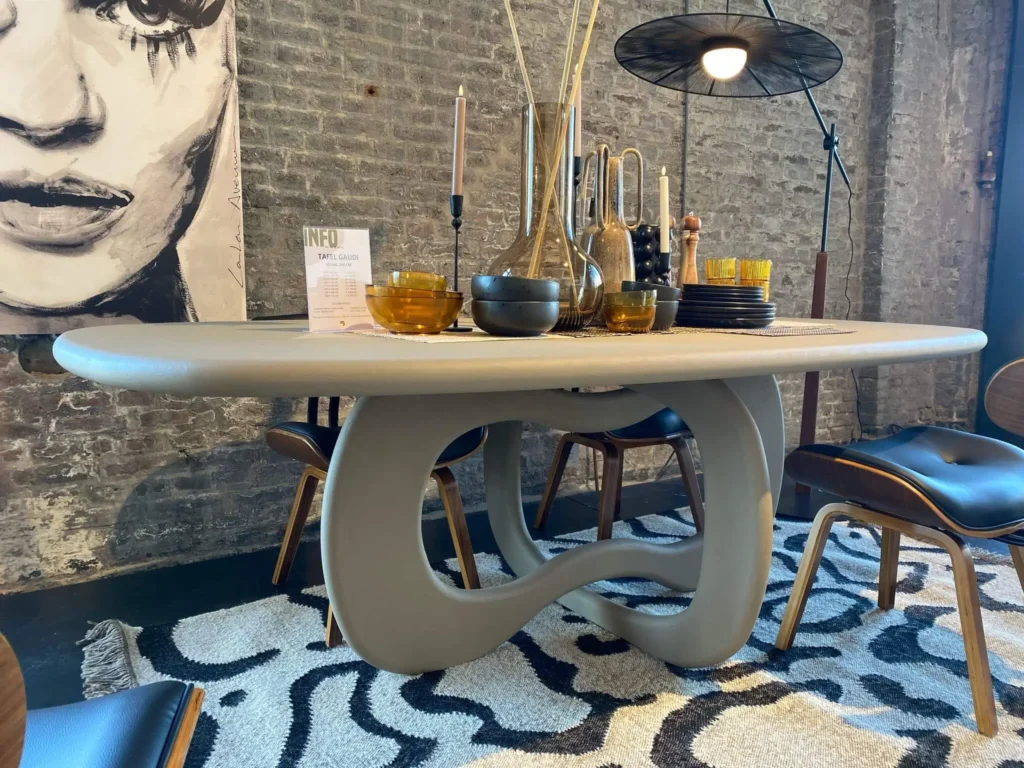 Ovale tafel Gaudi op maat van Bogard in de showroom