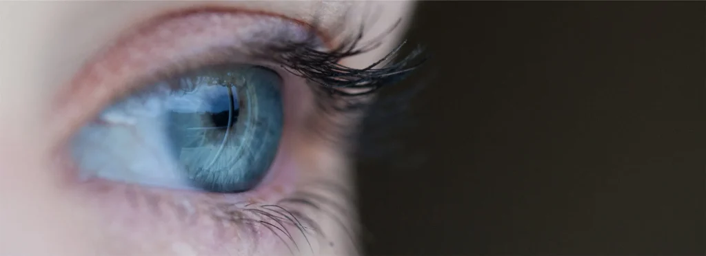 Close-up van een blauw oog, ooglaseren bij het Nationaal Oogcentrum